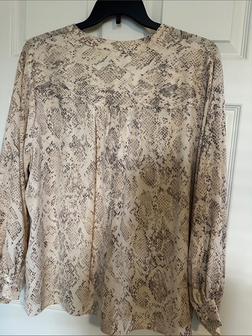 NWOT Ava & Viv Beige Snake Print V-Neck Blouse - Picture 3 of 4